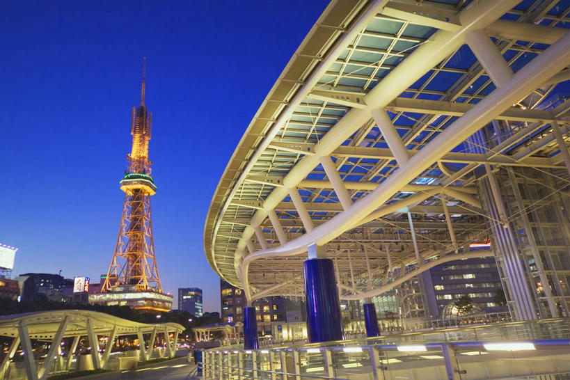 无人,横图,室外,夜晚,仰视,旅游,度假,窗户,标志建筑,地标,建筑,夜景,爱知县,名古屋,日本,亚洲,阴影,光线,影子,墙,灯光,娱乐,建设,玻璃窗,墙壁,墙面,享受,休闲,旅游胜地,放松,东亚,本州,本州岛,日本国,中部地方,爱知,县厅,久屋大通公园,名古屋市,名古屋电视塔,彩图,低角度拍摄