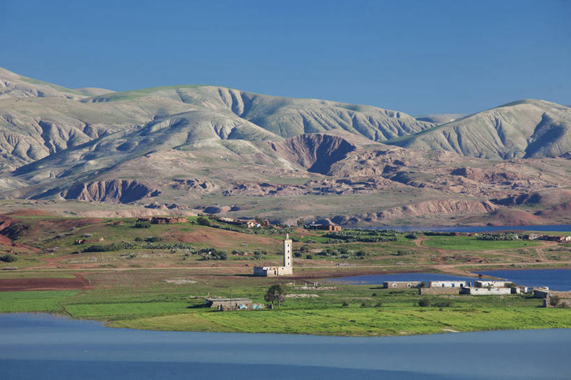 无人,横图,室外,白天,正面,旅游,度假,草地,草坪,湖,湖泊,石头,美景,山,山脉,水,植物,非洲,摩洛哥,阴影,光线,石子,影子,湖面,景观,山峰,水流,水面,山峦,娱乐,草,树,树木,蓝色,绿色,蓝天,天空,阳光,自然,湖水,群山,天,享受,休闲,景色,放松,生长,晴朗,成长,自然风光,万里无云,阿非利加洲,摩洛哥王国,菲斯,石块,岩石,晴空,晴空万里,彩图