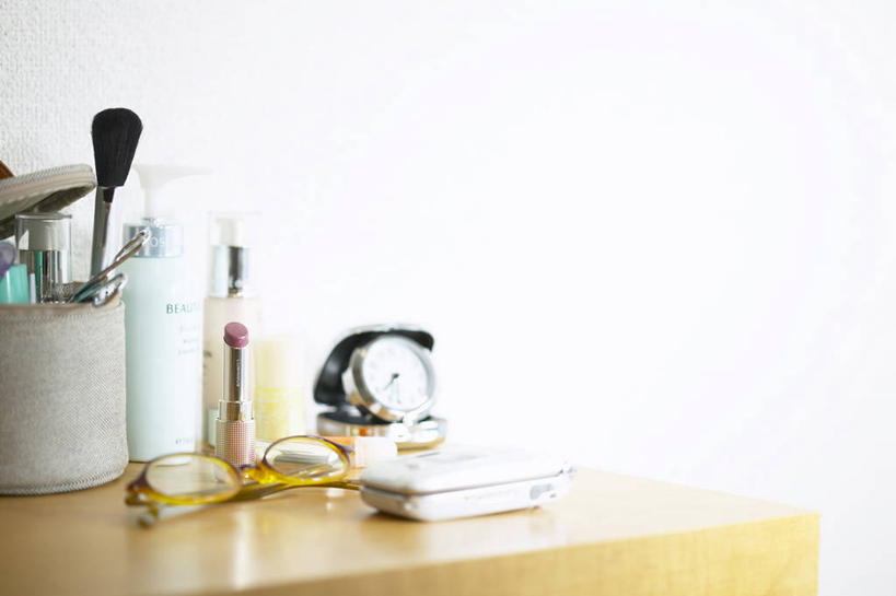 无人,打电话,横图,室内,特写,白天,正面,桌面,桌子,静物,电话,手机,阴影,时间,反射,时钟,眼镜,影子,梳妆台,计时,通讯设备,化妆刷,刷子,钟表,表,化妆台,座钟,美容工具,近视眼镜,彩妆刷,化妆工具,蜜粉刷,交流,钟,沟通,通话,彩图