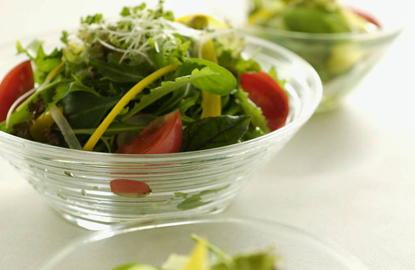 无人,横图,俯视,室内,特写,白天,烹饪,西餐,餐桌,桌子,蔬菜,西红柿,玻璃,一堆,许多,阴影,堆叠,堆积,朦胧,模糊,新鲜,反射,影子,调料,酱料,酱汁,蔬菜沙拉,佐料,沙拉,料理,食品,调味品,很多,调味料,色拉,酱,沙拉酱,沙律,菜肴,美食,玻璃制品,食物,容器,碗,西式,佳肴,有机食品,绿色食品,餐台,色拉酱,储藏,堆,储存,芝麻菜,德国芥菜,火箭生莱,芸芥,芝麻叶,紫花南芥,洋柿子,柑仔蜜,番茄,臭柿,彩图,高角度拍摄,六月柿,火箭菜,贮存,喜报三元