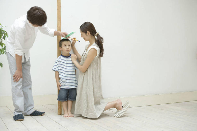 东方人,儿童,中年人,三个人,家庭,夫妻,母亲,父亲,儿子,站,横图,室内,白天,正面,裙子,爱情,纯洁,植物,亚洲,弯腰,握,阴影,连衣裙,服装,裤子,反射,测量,笔,盆栽,影子,刻度,墙,办公用品,盆景,浪漫,注视,牛仔裤,休闲装,黄种人,水笔,墙壁,墙面,文具,小孩,衣服,绿色,白色,自然,尺,学习用品,观察,看,站着,休闲,温暖,温馨,父子,母子,三口之家,一家人,休闲服,恩爱,父爱,可爱,母爱,童年,童趣,握着,恋人,服饰,生长,成长,观看,测量工具,文具用品,一支,尺子,和睦,察看,书写,关注,童真,烂漫,无邪,量具,量仪,弯身,誊写,天真,男孩,男人,男性,女人,女性,中年男性,中年女性,亚洲人,孩子,夫妇,情侣,站立,彩图,全身,身高尺,伴侣,融洽,男生