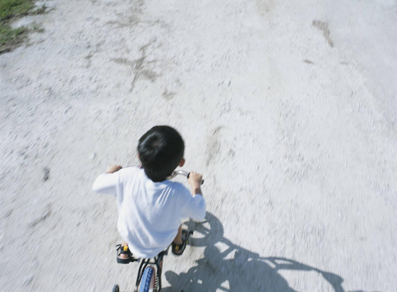 东方人,儿童,一个人,坐,横图,俯视,室外,白天,纯洁,自行车,亚洲,仅一个男性,仅一个人,一辆,握,阴影,服装,裤子,光线,影子,休闲裤,休闲装,黄种人,车,脚踏车,小孩,骑,衣服,阳光,交通工具,仅一个小孩,骑车,休闲,休闲服,可爱,童年,童趣,握着,服饰,载具,儿童车,童真,烂漫,无邪,儿童自行车,天真,男孩,男人,男性,亚洲人,孩子,坐着,彩图,高角度拍摄,全身,男生