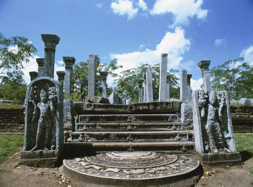 无人,横图,室外,白天,正面,旅游,度假,名胜古迹,树林,植物,楼梯,标志建筑,地标,建筑,雕塑,斯里兰卡,亚洲,阴影,节日,遗迹,艺术,装饰,光线,雕刻,雕像,影子,柱子,阶梯,云,云朵,首都,云彩,古迹,文化,文物,娱乐,建设,古建筑,废墟,台阶,树,树木,蓝色,绿色,白云,蓝天,天空,阳光,自然,工艺品,天,祈祷,享受,休闲,健康,旅游胜地,放松,许愿,宗教,信仰,生长,晴朗,成长,纪念,祈求,美术,主题,南亚,陈列,古文明,功能,美学,斯里兰卡民主社会主义共和国,阿努拉达普拉,科伦坡,阿努拉达普拉古城,平安,晴空,彩图