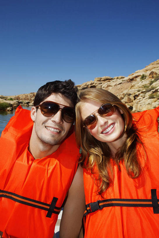 西方人,两个人,坐,笑,微笑,露齿笑,竖图,室外,白天,正面,爱情,湖,湖泊,山,山脉,水,欧洲,欧洲人,阴影,光线,救生衣,墨镜,眼镜,影子,湖面,山峰,水流,水面,山峦,浪漫,注视,红色,蓝色,蓝天,天空,阳光,太阳镜,太阳眼镜,湖水,群山,天,观察,看,靠,靠着,温暖,温馨,遮阳镜,恩爱,恋人,充气,晴朗,观看,救生背心,和睦,察看,救生,关注,万里无云,两副,浮水衣,男人,男性,年轻男性,年轻女性,女人,女性,白种人,情侣,晴空,晴空万里,坐着,半身,彩图,伴侣,融洽