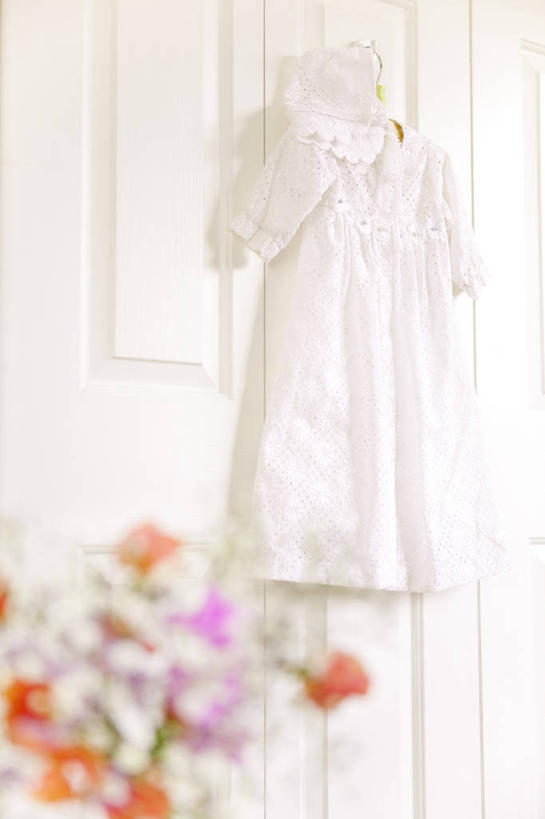 无人,竖图,室内,白天,正面,婴儿服装,金属制品,阴影,朦胧,模糊,盛开,反射,金属,影子,墙,花蕾,架子,墙壁,墙面,花,花瓣,花朵,鲜花,白色,花苞,花蕊,衣帽架,彩图,婴儿服