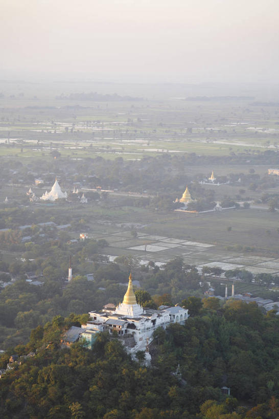 无人,家,宫殿,竖图,俯视,航拍,室外,白天,旅游,度假,日落,树林,植物,雾,标志建筑,地标,建筑,缅甸,亚洲,朦胧,模糊,房屋,屋子,晚霞,霞光,落日,娱乐,建设,楼房,住宅,树,树木,绿色,天空,自然,黄昏,天,享受,休闲,旅游胜地,彩霞,放松,东南亚,生长,成长,迷雾,宫廷,鸟瞰,缅甸联邦,曼德勒,省会,王宫,夕照,薄暮,曼德勒省,大雾,夕阳,彩图,高角度拍摄,傍晚,房子,皇宫,斜阳