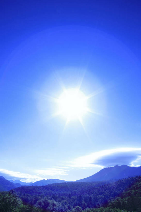 无人,公园,竖图,室外,白天,仰视,光晕,美景,山,太阳,雪,雪山,大雪,北海道,日本,亚洲,阴影,光线,圆形,影子,冰,积雪,景观,山峰,雪景,冬季,冬天,山峦,蓝色,蓝天,天空,阳光,自然,天,景色,寒冷,晴朗,气象,冰冷,环形,自然风光,东亚,万里无云,日本国,北海道地方,北海道岛,严寒,日晕,太阳光晕,冰凉,酷寒,凛冽,凛凛,极冷,国立公园,晴空,晴空万里,彩图,低角度拍摄,大雪山国立公园