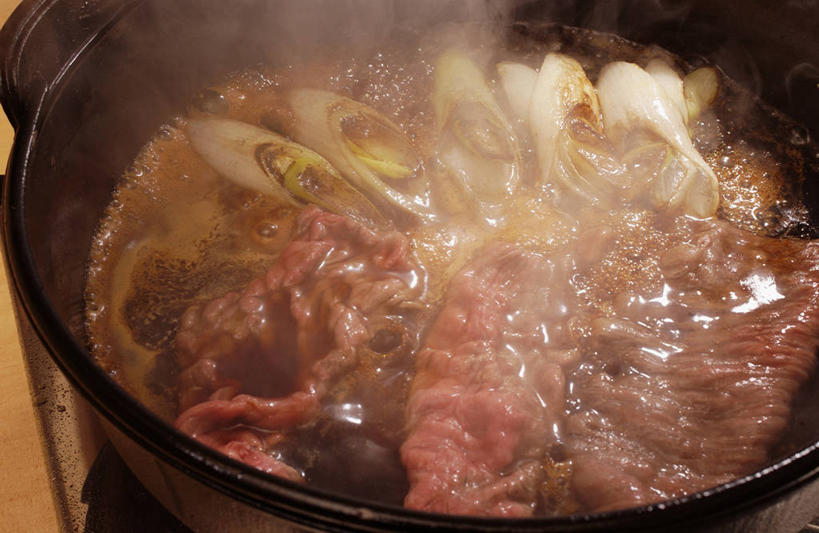 无人,横图,俯视,室内,特写,白天,烹饪,雾,蔬菜,厨具,沸腾,朦胧,模糊,新鲜,蒸汽,炖锅,锅子,陶瓷,葱,青葱,肉,日本料理,牛肉,料理,食品,陶瓷制品,水蒸气,锅,菜肴,美食,肉类,食物,一个,日式料理,日式,佳肴,有机食品,绿色食品,单个,锅具,肉食,烹饪用具,蒸发,寿喜锅,烹调用具,烹调,彩图,高角度拍摄,牛肉火锅