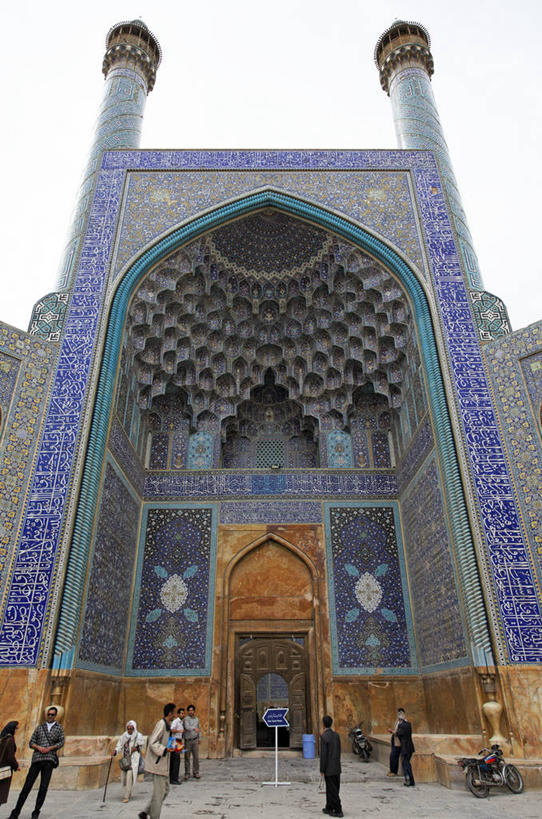 西方人,走,竖图,室外,白天,仰视,旅游,度假,名胜古迹,标志建筑,地标,建筑,欧洲,伊朗,欧洲人,亚洲,行人,游客,游人,阴影,服装,节日,遗迹,光线,影子,许多人,注视,休闲装,古迹,文化,文物,娱乐,建设,古建筑,路人,旅客,衣服,蓝色,蓝天,天空,阳光,天,观察,看,祈祷,一群人,享受,休闲,健康,休闲服,旅游胜地,放松,许愿,宗教,服饰,信仰,晴朗,观看,纪念,祈求,察看,伊斯兰教,关注,清真寺,西亚,古文明,万里无云,伊朗伊斯兰共和国,伊斯法罕省,过客,伊玛目清真寺,平安,男人,男性,年轻男性,年轻女性,女人,女性,白种人,晴空,晴空万里,步行,散步,走路,半身,彩图,低角度拍摄