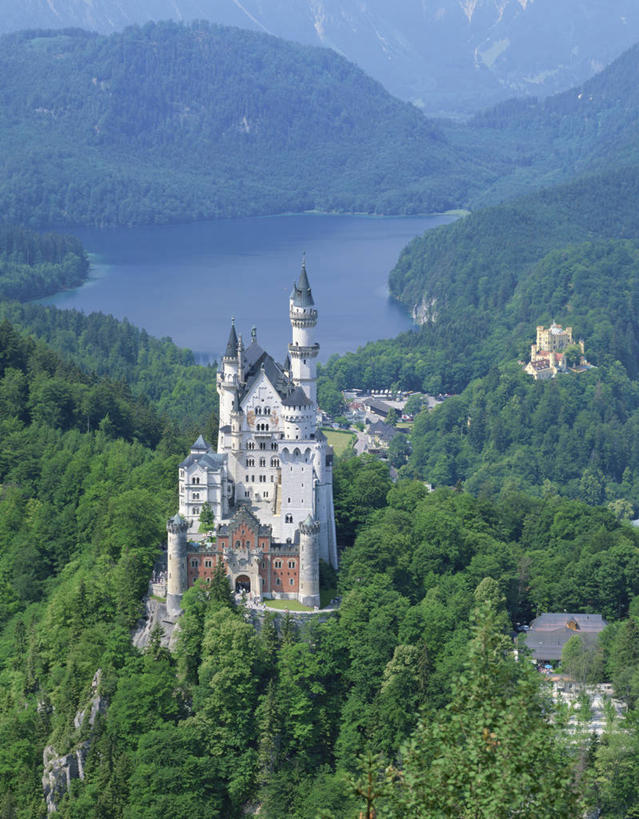 无人,竖图,俯视,航拍,室外,白天,旅游,度假,河流,名胜古迹,森林,山,山脉,树林,水,植物,标志建筑,地标,建筑,德国,欧洲,阴影,遗迹,光线,影子,堡垒,城堡,河水,山峰,水流,山峦,古迹,文物,娱乐,建设,古建筑,新天鹅堡,树,树木,绿色,阳光,自然,群山,享受,休闲,旅游胜地,放松,生长,成长,西欧,要塞,鸟瞰,古文明,德意志联邦共和国,新天鹅城堡,巴伐利亚,巴伐利亚州,拜恩州,拜恩自由州,设防,彩图,高角度拍摄