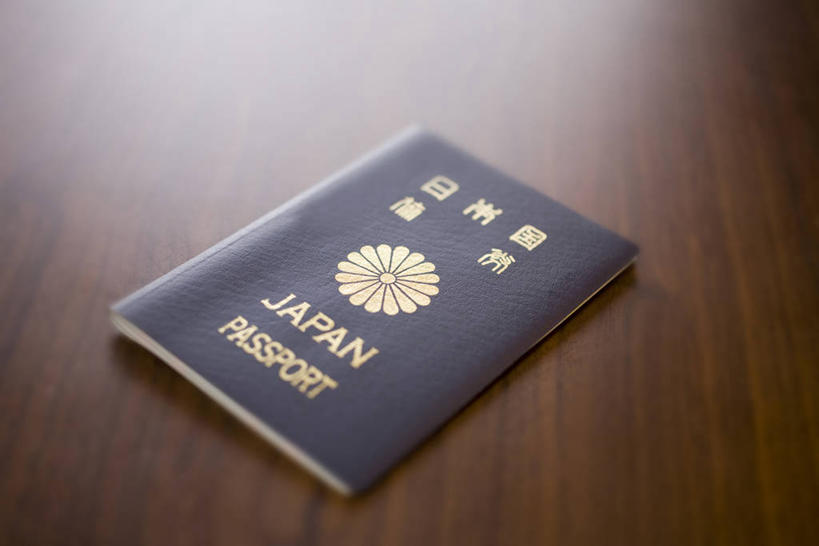 无人,横图,俯视,室内,特写,白天,桌面,桌子,一本,阴影,朦胧,模糊,反射,木制,日文,英文,标志,文字,影子,字符,字母,木桌,标识,本子,木制品,英文字母,护照,证明,通行,身份,日语,彩图,高角度拍摄,木桌子