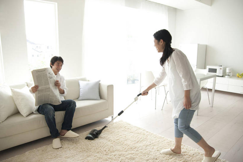 东方人,中年人,两个人,家庭,夫妻,客厅,坐,走,横图,室内,白天,正面,爱情,阅读,窗户,地毯,靠垫,落地窗,沙发,报纸,鞋子,亚洲,握,学习,服装,裤子,朦胧,模糊,装饰,编织,信息,电器,手工艺品,靠枕,织物,浪漫,拿,拿着,扭头,注视,牛仔裤,休闲装,黄种人,玻璃窗,衣服,工艺品,垫子,拖鞋,枕头,观察,看,清洁,转头,休闲,温暖,温馨,一家人,休闲服,吸尘器,恩爱,浏览,握着,恋人,服饰,观看,新闻,华丽,修饰,点缀,和睦,察看,卫生,起居室,舒适,家电,家用电器,关注,保洁,布艺沙发,衬托,美观,雅致,雅观,方便,保洁工具,客堂,男人,男性,女人,女性,中年男性,中年女性,亚洲人,夫妇,情侣,步行,散步,走路,坐着,彩图,全身,真空吸尘器,伴侣,融洽,报刊