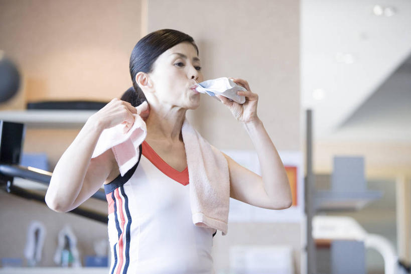 东方人,一个人,健身房,站,闭眼,横图,室内,白天,正面,锻炼,运动,镜子,亚洲,仅一个女性,仅一个人,喝,握,服装,朦胧,模糊,背心,纺织物,饮品,拿,拿着,黄种人,娱乐,饮料,衣服,瓶子,塑料制品,毛巾,清洁,站着,仅一个中年女性,享受,休闲,塑料瓶,放松,握着,服饰,保暖,镜像,衣着,镜面,穿着,可口,能量,透气,防水,室内运动,补充,衣饰,储水,耐磨,吸水,适口,女人,女性,中年女性,亚洲人,闭眼睛,闭着眼,闭着眼睛,站立,半身,彩图,健身,健身馆,能量饮料