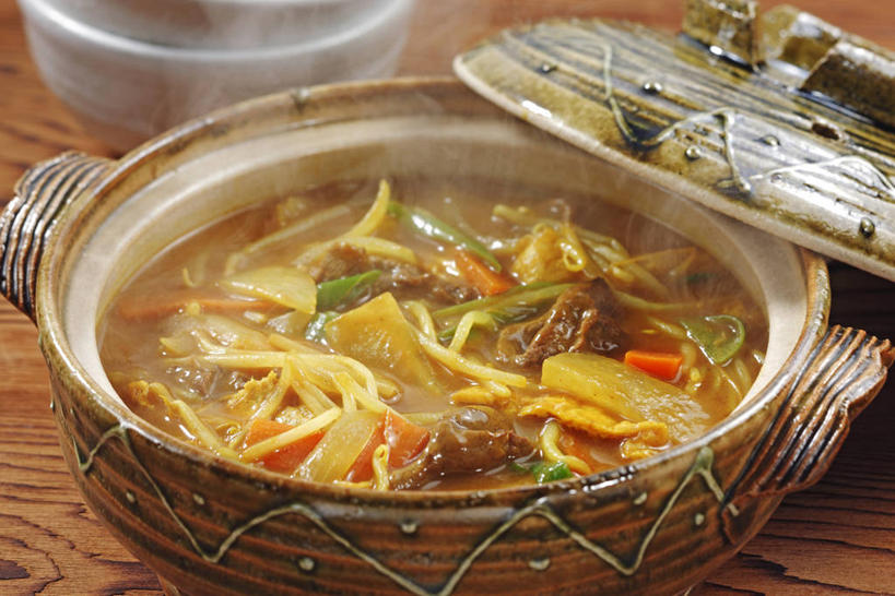 咖哩,无人,横图,俯视,室内,特写,白天,烹饪,餐桌,桌子,萝卜,胡萝卜,蔬菜,厨具,阴影,朦胧,模糊,新鲜,反射,炖锅,锅子,影子,陶瓷,调料,肉,日本料理,牛肉,料理,食品,陶瓷制品,调味品,调味料,锅,咖喱,菜肴,美食,肉类,食物,容器,碗,日式料理,日式,佳肴,有机食品,绿色食品,餐台,锅具,储藏,储存,黄萝卜,番萝卜,肉食,烹饪用具,寿喜锅,烹调用具,红萝卜,甘荀,烹调,彩图,高角度拍摄,牛肉火锅,丁香萝卜,胡芦菔金,金笋,贮存