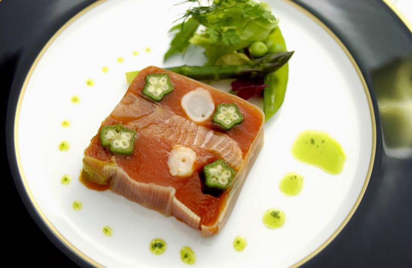 无人,横图,俯视,室内,特写,白天,烹饪,西餐,辣椒,蔬菜,餐具,阴影,朦胧,模糊,新鲜,反射,碟子,盘,影子,调料,酱料,酱汁,佐料,料理,食品,调味品,调味料,酱,菜肴,美食,食物,盘子,碟,西式,佳肴,有机食品,绿色食品,彩椒,辣角,红海椒,大椒,辣虎,广椒,甜椒,柿子椒,辣子,海椒,番椒,灯笼椒,彩图,高角度拍摄,法国菜