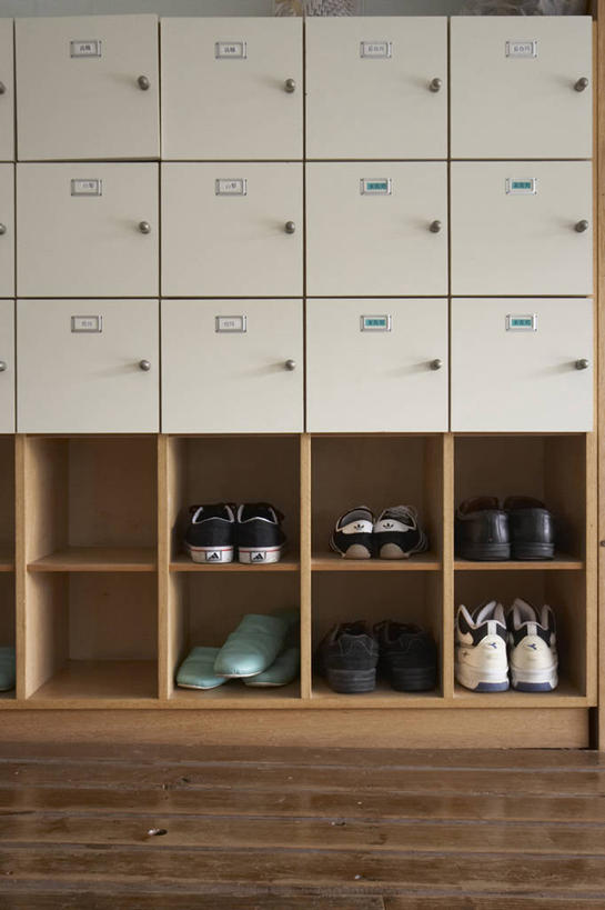 无人,学校,教学楼,竖图,室内,白天,正面,鞋,地板,柜子,鞋子,许多,皮革,地面,储物柜,很多,鞋柜,校园,木地板,排列,教室,储存,摆列,储备,蕴藏,贮备,彩图,皮鞋,教学大楼,布列,分列,贮存