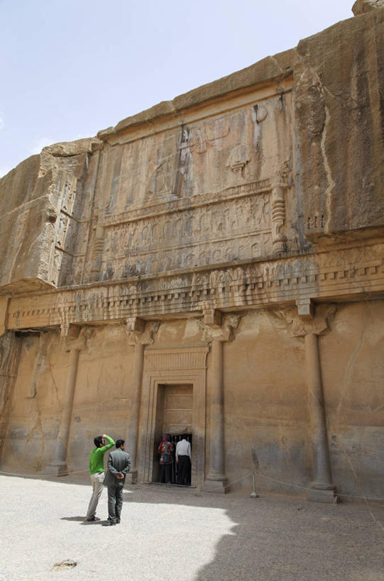 西方人,两个人,伙伴,朋友,站,竖图,室外,白天,仰视,旅游,度假,友谊,名胜古迹,标志建筑,地标,建筑,欧洲,欧洲人,阴影,服装,遗迹,光线,影子,首都,休闲装,古迹,文物,娱乐,建设,古建筑,衣服,蓝色,蓝天,天空,阳光,天,站着,享受,休闲,墓地,休闲服,旅游胜地,放松,服饰,晴朗,坟墓,陵墓,坟场,古文明,万里无云,阿黑门尼德王朝,阿契美尼德王朝,阿契美尼德帝国,波斯波利斯,波斯帝国,友情,男人,男性,年轻男性,白种人,晴空,晴空万里,站立,彩图,低角度拍摄,全身