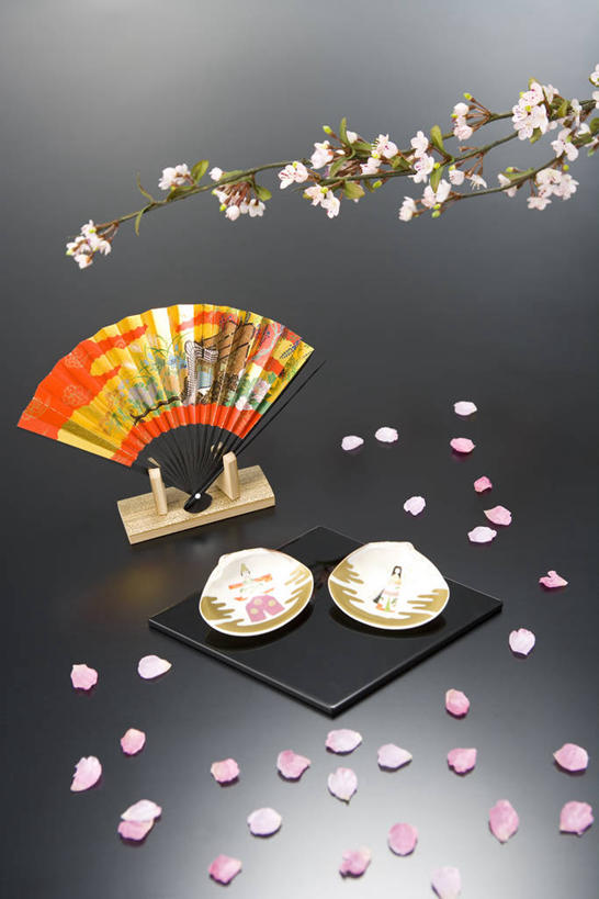 点心,无人,竖图,俯视,室内,特写,白天,植物,餐具,灰色背景,节日,庆祝,盛开,碟子,盘,扇子,折扇,纸扇,和果子,食品,甜点,甜品,枝条,清凉,花蕾,凉爽,文化,小吃,花,花瓣,花朵,鲜花,树,树木,树枝,食物,糕点,绿色,自然,盘子,碟,甜食,花苞,花蕊,庆典,日式,摄影,影棚,生长,成长,纪念,撒扇,女儿节,虬枝,枝杈,彩图,高角度拍摄,影棚拍摄,拍摄,日本小吃,雏祭,上巳,传统文化