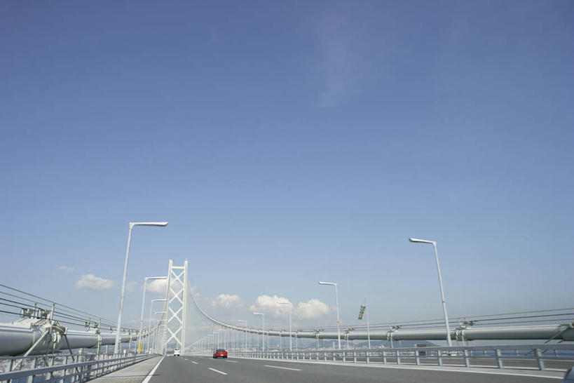 无人,横图,室外,白天,仰视,旅游,度假,标志建筑,大桥,道路,地标,建筑,路,路灯,桥梁,公路,照明,日本,亚洲,阴影,光线,影子,云,云朵,桥,灯光,分界线,停车线,交通,云彩,娱乐,建设,灯,蓝色,白云,蓝天,天空,阳光,天,享受,休闲,旅游胜地,放松,晴朗,车行道,车行道分界线,照亮,照明设备,标线,东亚,车行线,跨线桥,本州,本州岛,日本国,近畿地方,近畿,兵库,兵库县,神户,神户市,神戸,县厅,神戸市,淡路岛,明石海峡,明石海峡大桥,晴空,马路,彩图,低角度拍摄