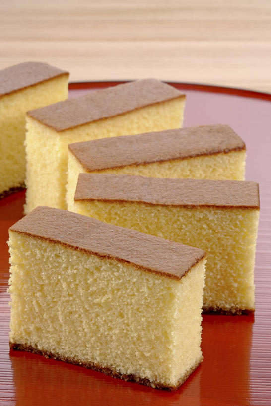 点心,无人,竖图,俯视,室内,特写,白天,下午茶,餐桌,桌子,餐具,五个,许多,阴影,反射,碟子,盘,影子,食品,食物,糕点,盘子,碟,餐台,海绵蛋糕,彩图,高角度拍摄,蛋糕