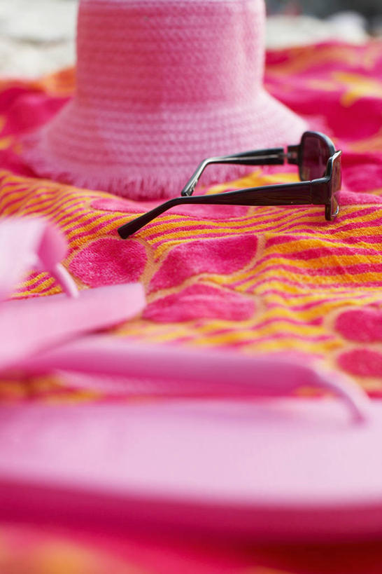 无人,竖图,室外,特写,白天,正面,凉鞋,帽子,鞋子,一副,一双,阴影,朦胧,模糊,光线,草帽,墨镜,眼镜,影子,坐垫,粉色,阳光,太阳镜,太阳眼镜,遮阳镜,野餐垫,野餐地毯,多功能毯,一顶,彩图,夹趾拖鞋,人字拖,人字拖鞋