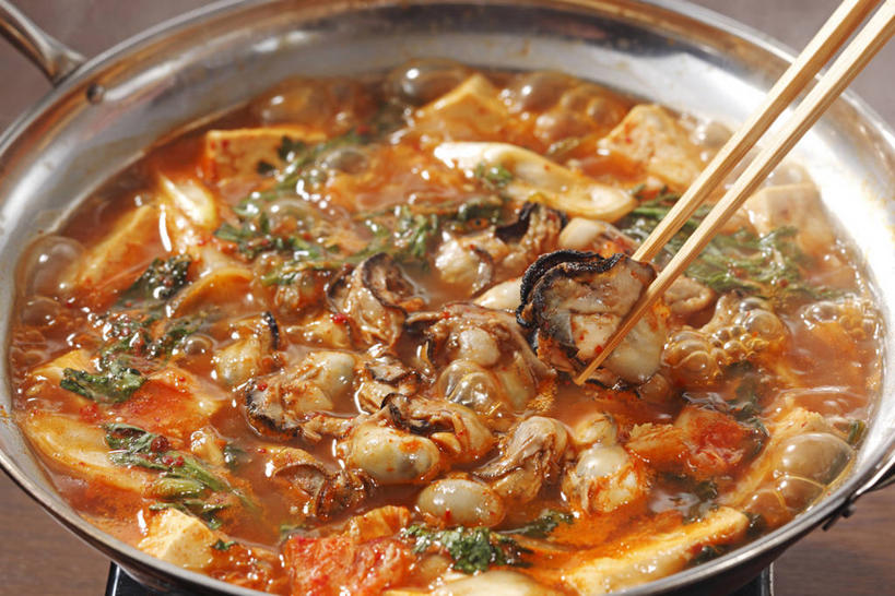 豆腐,泡菜,无人,横图,俯视,室内,特写,白天,烹饪,雾,筷子,蔬菜,餐具,一堆,一双,许多,堆叠,堆积,沸腾,朦胧,模糊,新鲜,蒸汽,料理,食品,水蒸气,很多,韩式,文化,传统,火锅,菜肴,美食,食物,摄影,佳肴,有机食品,绿色食品,影棚,堆,礼节,豆制品,韩国料理,礼仪,韩国菜,韩式料理,韩国泡菜,蒸发,暖锅,进餐用具,彩图,高角度拍摄,影棚拍摄,拍摄,韩式泡菜火锅,泡菜火锅