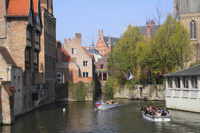 西方人,家,坐,横图,室外,白天,正面,度假,河流,美景,水,植物,窗户,城市风光,城市,轮船,船,比利时,欧洲,欧洲人,行人,游客,游人,阴影,波纹,飞溅,服装,溅,光线,液体,影子,房屋,屋子,河水,景观,水滴,水流,公寓,许多人,注视,休闲装,娱乐,洋房,楼房,路人,旅客,玻璃窗,住宅,水珠,树,树木,衣服,蓝色,绿色,蓝天,水纹,天空,阳光,自然,船尾波,交通工具,波浪,天,观察,看,一群人,享受,休闲,休闲服,景色,放松,服饰,生长,晴朗,成长,观看,察看,西欧,关注,喷洒,载具,万里无云,省会,比利时王国,布鲁日,西佛兰德省,过客,弗拉芒大区,男人,男性,年轻男性,年轻女性,女人,女性,白种人,晴空,晴空万里,坐着,彩图,全身,房子