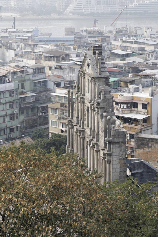 无人,家,教堂,竖图,俯视,航拍,室外,白天,旅游,度假,美景,山,山脉,树林,植物,城市风光,标志建筑,城市,地标,建筑,澳门,中国,亚洲,阴影,节日,光线,影子,房屋,屋子,景观,山峰,公寓,建筑群,山峦,文化,娱乐,建设,洋房,楼房,住宅,树,树木,绿色,阳光,自然,群山,祈祷,享受,休闲,健康,景色,放松,许愿,宗教,信仰,生长,成长,纪念,祈求,鸟瞰,信念,东亚,大三巴牌坊,港澳台,中华人民共和国,澳门特别行政区,澳,平安,彩图,高角度拍摄,房子,大教堂,礼拜堂