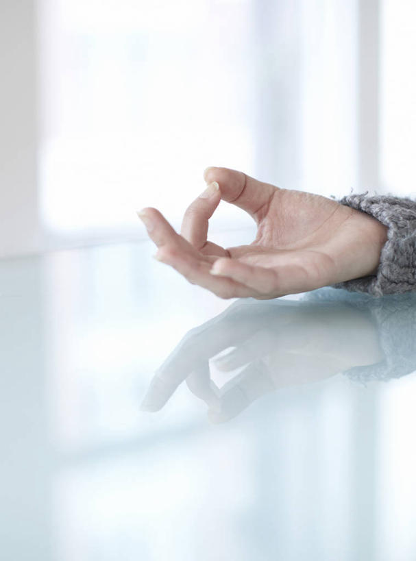 东方人,手,一个人,竖图,室内,特写,白天,正面,锻炼,瑜伽,运动,窗户,亚洲,仅一个年轻女性,仅一个女性,仅一个人,阴影,朦胧,模糊,反射,影子,黄种人,玻璃窗,手部,养生,单手,莲花式,体育,年轻女性,女人,女性,亚洲人,半身,彩图,健身