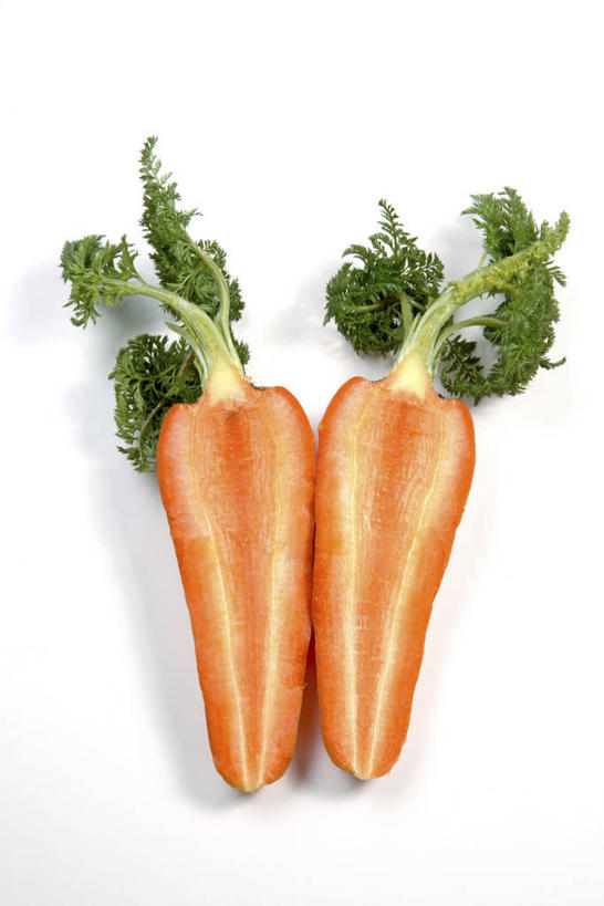 无人,竖图,俯视,室内,特写,白天,白色背景,萝卜,胡萝卜,蔬菜,切开,阴影,新鲜,反射,影子,食品,食物,两个,切,摄影,有机食品,绿色食品,影棚,黄萝卜,番萝卜,剖面,切面,红萝卜,甘荀,彩图,高角度拍摄,影棚拍摄,拍摄,丁香萝卜,胡芦菔金,金笋