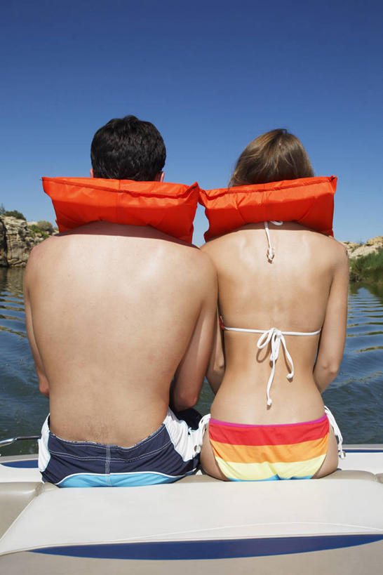 西方人,两个人,坐,竖图,室外,白天,泳装,比基尼,爱情,旅游,度假,海浪,海洋,美景,船,欧洲,欧洲人,一艘,阴影,泳裤,光线,救生衣,影子,景观,浪花,游艇,浪漫,娱乐,裸露,背面,蓝色,蓝天,天空,阳光,自然,海水,交通工具,天,靠,靠着,享受,休闲,温暖,温馨,景色,恩爱,放松,恋人,充气,晴朗,救生背心,和睦,救生,自然风光,载具,裸,海景,万里无云,浮水衣,男人,男性,年轻男性,年轻女性,女人,女性,白种人,情侣,大海,风浪,海,海水的波动,近岸浪,涌浪,晴空,晴空万里,坐着,半身,彩图,三点式,泳衣,伴侣,融洽