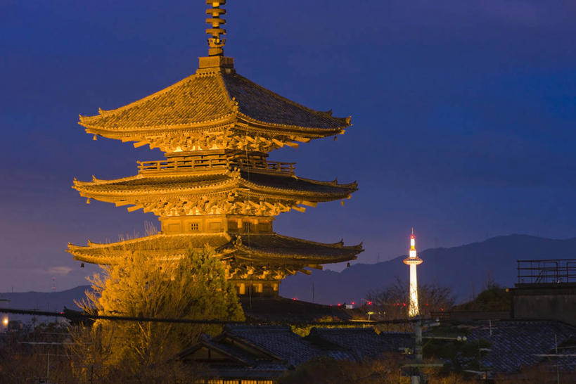 无人,寺庙,横图,室外,白天,正面,旅游,度假,名胜古迹,标志建筑,地标,建筑,蜡烛,京都,日本,亚洲,阴影,节日,遗迹,光线,影子,烟雾,塔,灯光,燃烧,古迹,文化,文物,娱乐,建设,古建筑,宝塔,佛塔,佛香,香火,香烛,庙宇,祈祷,享受,休闲,健康,旅游胜地,放松,许愿,宗教,信仰,京都府,烧香,纪念,祈求,古文明,东亚,本州,五重塔,本州岛,日本国,近畿地方,近畿,浮图,浮屠,东寺,教王护国寺,平安,彩图,庙,寺,塔婆,浮图塔,浮头,佛图