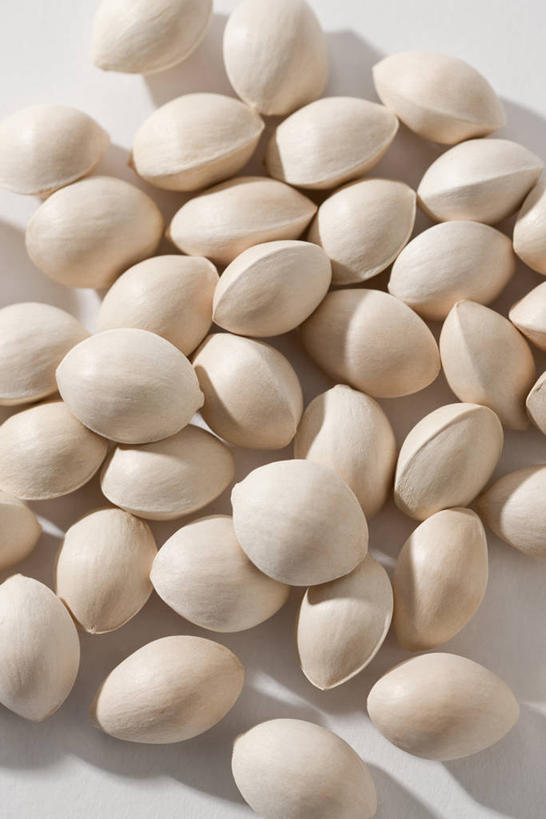 无人,竖图,俯视,室内,特写,白天,白色背景,一堆,许多,阴影,堆叠,堆积,反射,影子,坚果,很多,干果,摄影,影棚,堆,银杏,白果,彩图,高角度拍摄,影棚拍摄,拍摄