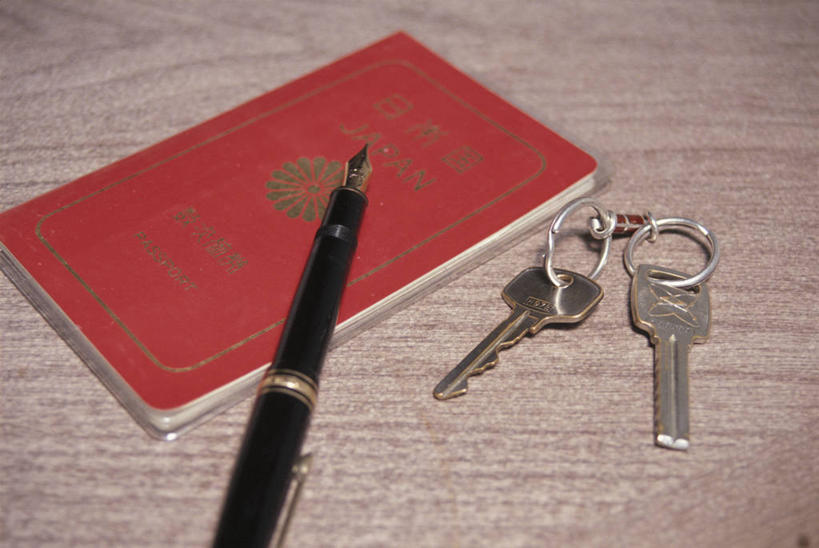 无人,横图,俯视,室内,特写,白天,安全,静物,一本,阴影,反射,笔,影子,办公用品,防护,钢笔,钥匙,文具,红色,本子,学习用品,保护,护照,文具用品,证明,一支,开启,通行,封闭,保险,身份,私密,保全,周全,安稳,安定,防盗,平安,彩图,高角度拍摄