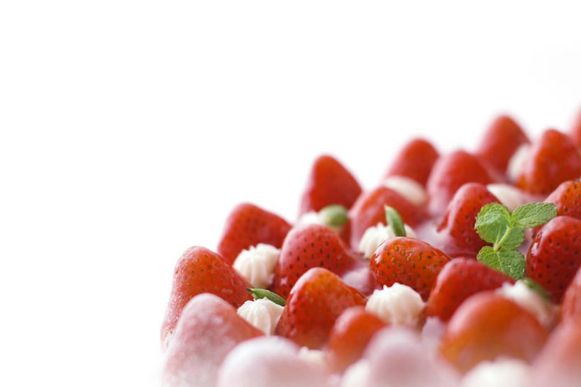 点心,无人,横图,俯视,室内,特写,白天,白色背景,下午茶,草莓,浆果,水果,叶子,阴影,朦胧,模糊,新鲜,反射,影子,生食,食品,果实,绿叶,蛋挞,食物,糕点,红色,奶油,嫩叶,摄影,有机食品,绿色食品,影棚,乳制品,激凌,克林姆,淇淋,蛋塔,叶,叶片,洋莓,水果皇后,红莓,地莓,彩图,高角度拍摄,影棚拍摄,拍摄,草莓蛋挞