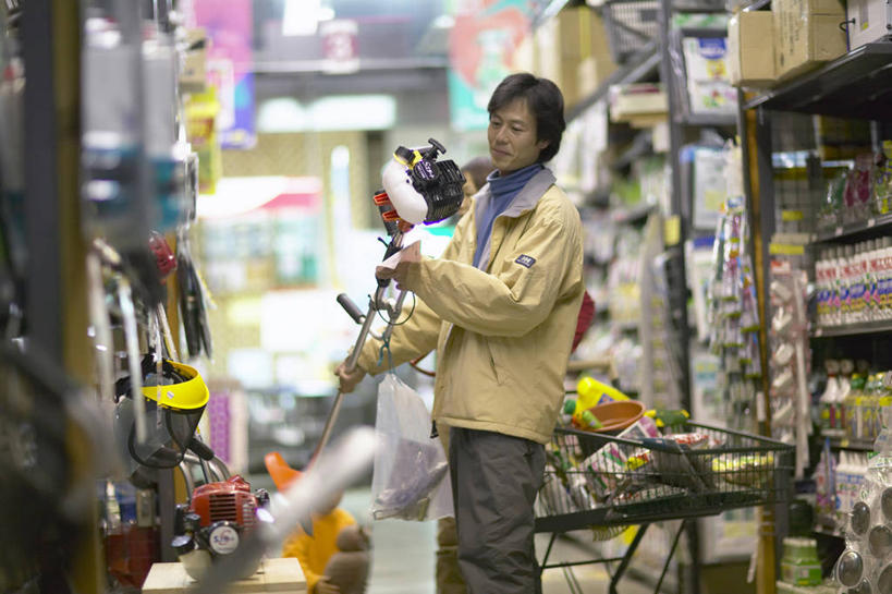 东方人,一个人,商店,站,横图,室内,白天,侧面,亚洲,仅一个男性,仅一个人,握,服装,朦胧,模糊,拿,置物架,拿着,注视,休闲装,黄种人,商铺,顾客,架子,仅一个年轻男性,衣服,观察,看,站着,休闲,休闲服,握着,服饰,观看,察看,挑选,关注,选择,陈列架,市肆,商号,搁架,主顾,男人,男性,年轻男性,亚洲人,站立,半身,彩图,店铺,五金店