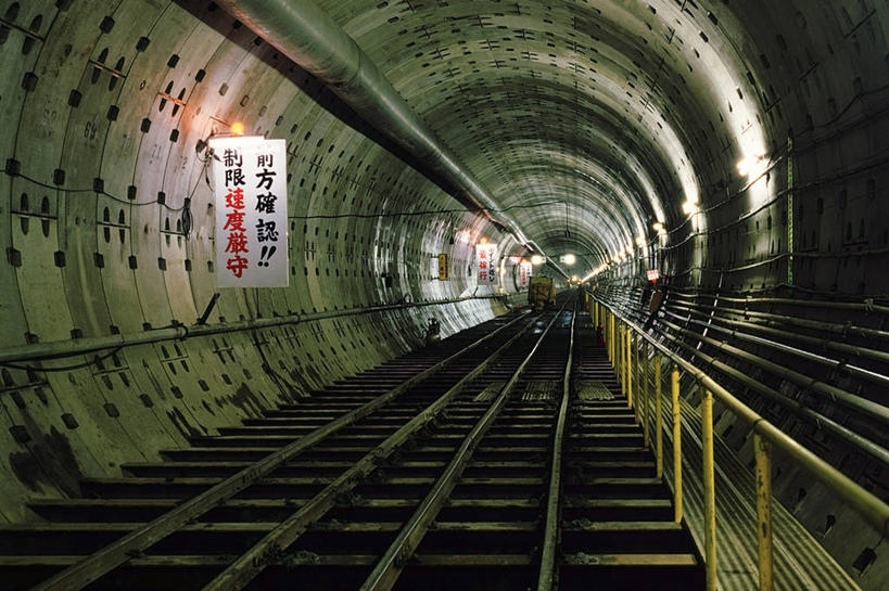 无人,横图,室内,白天,正面,路,铁路,阴影,光线,隧道,日文,标志,文字,影子,字符,墙,灯光,轨道,交通,铁轨,标识,墙壁,墙面,运输,地道,日语,彩图