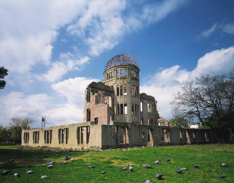 无人,横图,室外,白天,仰视,旅游,度假,草地,草坪,名胜古迹,植物,窗户,门,标志建筑,地标,建筑,广岛县,日本,亚洲,阴影,遗迹,光线,影子,墙,云,云朵,拱门,云彩,古迹,文物,娱乐,建设,古建筑,玻璃窗,废墟,墙壁,墙面,草,树,树木,蓝色,绿色,白云,蓝天,天空,阳光,自然,门框,天,享受,休闲,旅游胜地,放松,生长,晴朗,成长,古文明,东亚,本州,本州岛,日本国,广岛和平纪念公园,広岛,中国地方,广岛和平纪念碑,广岛和平纪念馆,原爆纪念馆,原爆圆顶塔,原子弹爆炸圆顶屋,晴空,彩图,低角度拍摄,原爆栋墓,原爆穹顶,原爆圆顶,原爆圆顶馆,原子弹栋墓