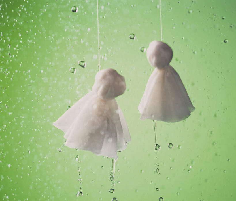 无人,横图,室内,特写,白天,正面,水,吊挂,悬挂,绿色背景,飞溅,溅,液体,水滴,挂,文化,水珠,两个,白色,祈祷,健康,许愿,摄影,影棚,纪念,祈求,晴天娃娃,喷洒,放晴娘,晴天和尚,扫晴娘,扫天婆,平安,彩图,影棚拍摄,拍摄