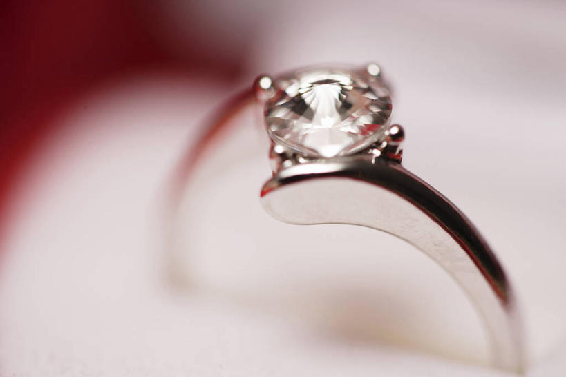 无人,横图,俯视,室内,特写,白天,爱情,奢侈,静物,珠宝,阴影,朦胧,模糊,反射,矿石,影子,一枚,浪漫,钻戒,钻石,装饰品,戒指,饰品,首饰,恩爱,金刚石,昂贵,坚硬,信物,贵重,宝石,权利,坚定,信念,手饰,约定,宝贵,彩图,高角度拍摄