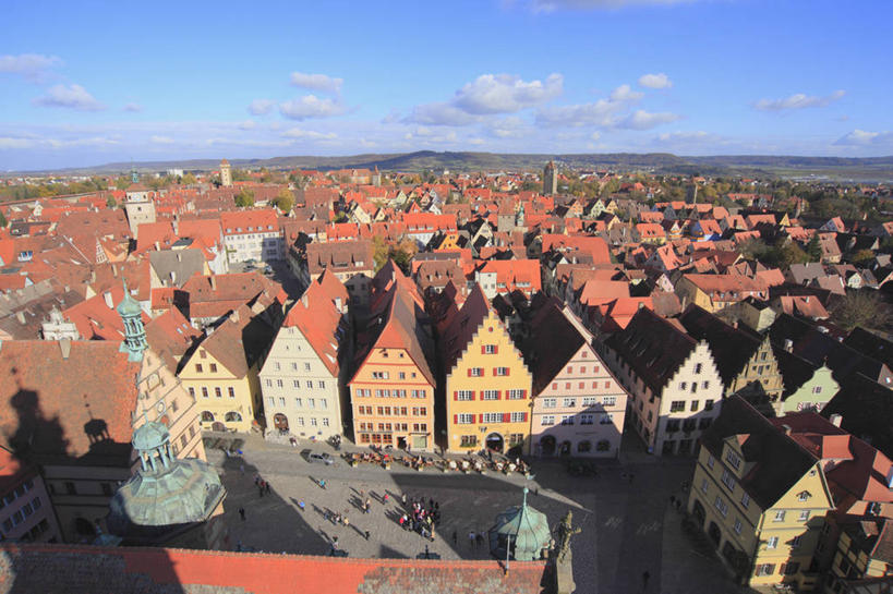 无人,家,广场,横图,全景,俯视,航拍,室外,白天,旅游,度假,美景,天际线,城市风光,城市,建筑,德国,欧洲,阴影,光线,影子,房屋,屋顶,屋子,景观,云,云朵,公寓,云彩,顶棚,娱乐,建设,洋房,楼房,住宅,蓝色,白云,蓝天,天空,阳光,天,享受,休闲,景色,放松,晴朗,西欧,鸟瞰,德意志联邦共和国,巴伐利亚,巴伐利亚州,拜恩州,拜恩自由州,罗滕堡,晴空,彩图,高角度拍摄,房子,中弗兰肯行政区