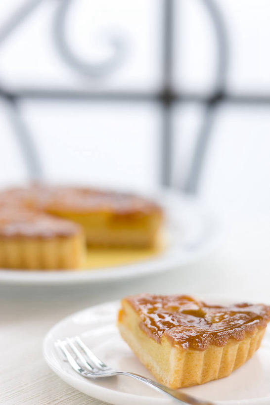 点心,无人,竖图,俯视,室内,特写,白天,下午茶,餐桌,桌子,餐具,切开,阴影,朦胧,模糊,反射,叉子,碟子,盘,影子,食品,食物,糕点,三个,盘子,碟,切,餐台,剖面,焦糖,餐叉,切面,进餐用具,彩图,高角度拍摄,食品添加剂,添加剂,焦糖蛋糕,酱色,焦糖色,着色剂,蛋糕