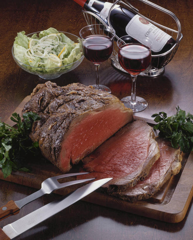 红酒,葡萄酒,无人,竖图,俯视,室内,特写,白天,烹饪,西餐,桌面,桌子,蔬菜,杯子,餐具,叶子,切开,阴影,新鲜,反射,木制,叉子,刀叉,刀子,高脚杯,影子,木桌,调料,酱料,酱汁,肉,蔬菜沙拉,佐料,牛肉,沙拉,料理,食品,绿叶,案板,红酒杯,酒类,烤牛肉,调味品,韩式,调味料,红酒瓶,色拉,酱,沙拉酱,沙律,菜肴,美食,肉类,玻璃制品,酒,酒瓶,砧板,食物,饮料,玻璃瓶,酒杯,木制品,瓶子,容器,碗,切,嫩叶,红葡萄酒,西式,佳肴,有机食品,绿色食品,色拉酱,储藏,葡萄酒杯,葡萄酒瓶,储存,餐刀,韩国料理,剖面,肉食,韩国菜,韩式料理,餐叉,切面,叶,叶片,玻璃杯,进餐用具,彩图,高角度拍摄,木桌子,贮存