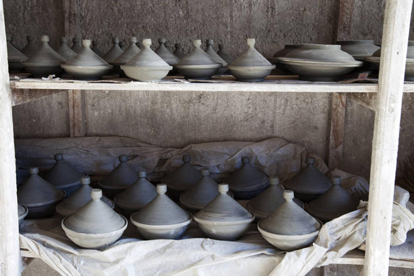 无人,横图,室外,白天,正面,烹饪,静物,厨具,非洲,摩洛哥,一排,许多,阴影,整齐,并列,并排,光线,影子,陶瓷,陶瓷制品,很多,置物架,锅,架子,排列,阳光,锅具,队列,陈列架,平行,烹饪用具,塔吉锅,阿非利加洲,搁架,摩洛哥王国,菲斯,烹调用具,烹调,彩图