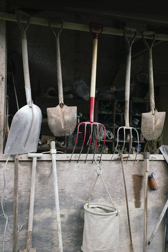 无人,农场,竖图,室外,白天,正面,畜牧业,牧场,金属制品,许多,阴影,光线,金属,工具,影子,很多,阳光,铁锹,农具,畜牧,牧业,耕具,彩图