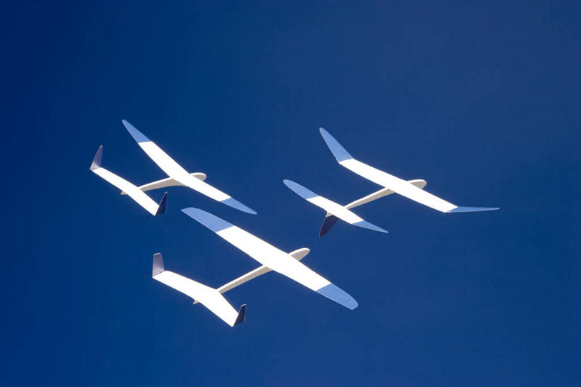 无人,横图,室外,特写,白天,仰视,飞机,飞翔,阴影,艺术,飞行,光线,影子,折纸,纸艺,手工艺品,翱翔,文化,飞,蓝色,蓝天,天空,阳光,纸制品,工艺品,天,晴朗,纸飞机,高雅,三架,万里无云,工艺折纸,自信心,品位,晴空,晴空万里,彩图,低角度拍摄