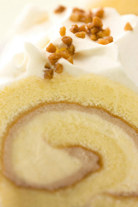 点心,无人,竖图,俯视,室内,特写,白天,下午茶,阴影,朦胧,模糊,反射,影子,食品,坚果,果实,食物,糕点,干果,蛋糕卷,横截面,剖面,海绵蛋糕,瑞士卷,戚风蛋糕,截面,截面图形,彩图,高角度拍摄,蛋糕