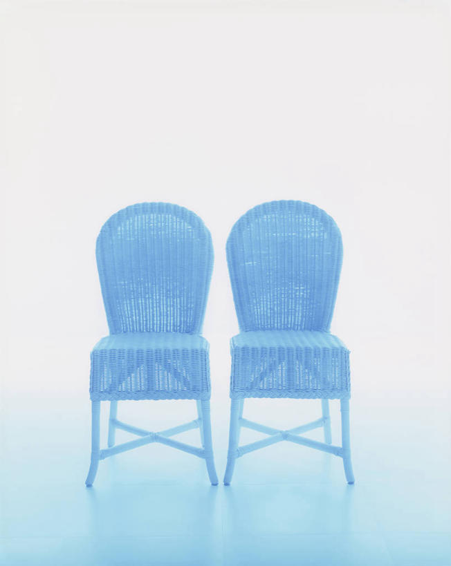 无人,交叉,竖图,室内,白天,白色背景,正面,静物,椅子,阴影,朦胧,模糊,编织,反射,影子,藤椅,两把,摄影,影棚,交织,穿插,彩图,影棚拍摄,拍摄