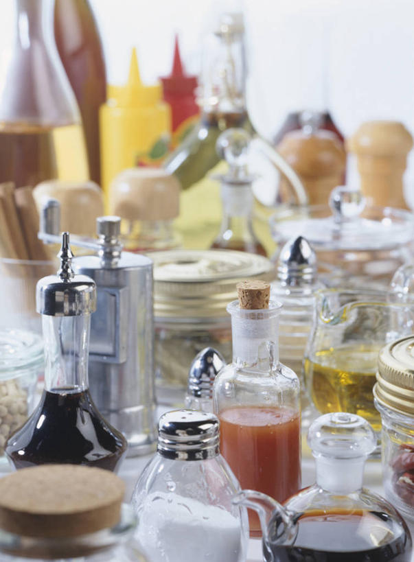 无人,竖图,俯视,室内,特写,白天,厨具,许多,阴影,朦胧,模糊,反射,工具,壶,影子,调料,酱料,酱汁,食用油,油,佐料,橄榄油,调味品,很多,调味料,酱油,酱,辣酱,玻璃制品,水壶,排列,玻璃瓶,茶壶,瓶子,容器,瓶塞,胡椒磨,辣椒酱,保存,密封,研磨器,广口瓶,植物油,摆列,胡椒研磨器,豉油,彩图,高角度拍摄,布列,分列