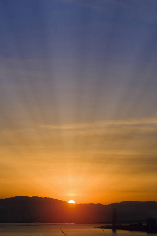 无人,竖图,室外,白天,仰视,旅游,度假,湖,湖泊,美景,日落,山,山脉,水,日本,亚洲,梦幻,发光,光束,湖面,景观,山峰,水流,水面,晚霞,霞光,落日,光亮,山峦,背光,娱乐,自然,黄昏,湖水,群山,享受,休闲,景色,彩霞,放松,未来,发亮,自然风光,逆光,东亚,憧憬,本州,本州岛,日本国,近畿地方,近畿,滋贺,滋贺县,县厅,大津市,夕照,薄暮,夕阳,彩图,低角度拍摄,傍晚,斜阳,大津